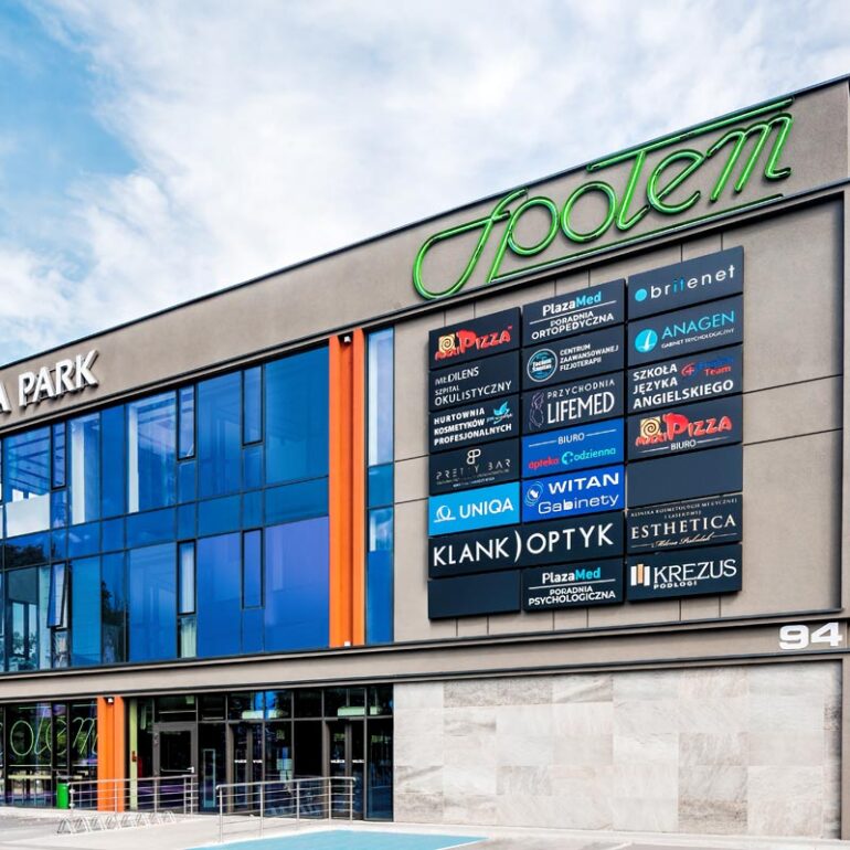 fasada aluminiowo szklana w budynku handlowym