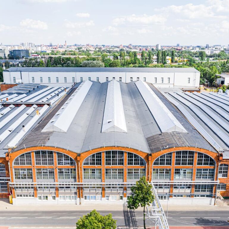 wymiana świetlików dachowych na dachu hali przemysłowej