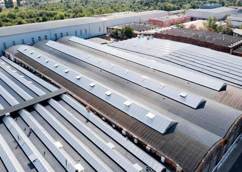 wymiana świetlików dachowych na dachu hali przemysłowej