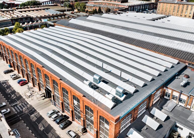 wymiana świetlików dachowych na dachu hali przemysłowej