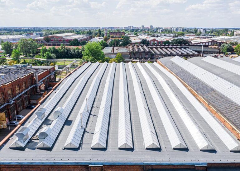 wymiana świetlików dachowych na dachu hali przemysłowej