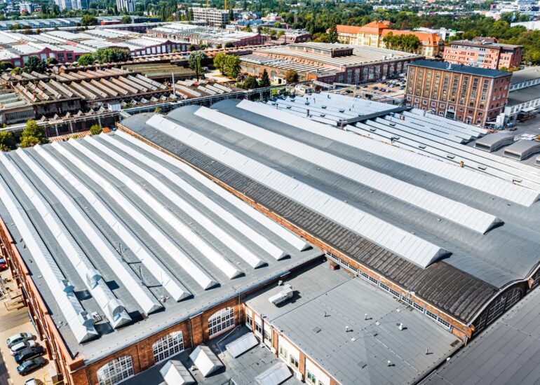 wymiana świetlików dachowych na dachu hali przemysłowej