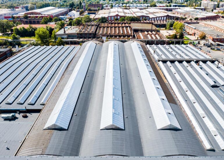 wymiana świetlików dachowych na dachu hali przemysłowej