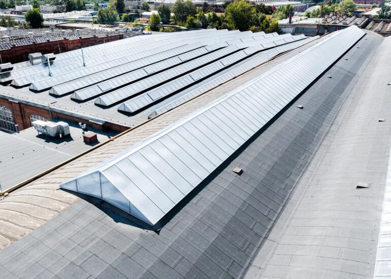 wymiana świetlików dachowych na dachu hali przemysłowej