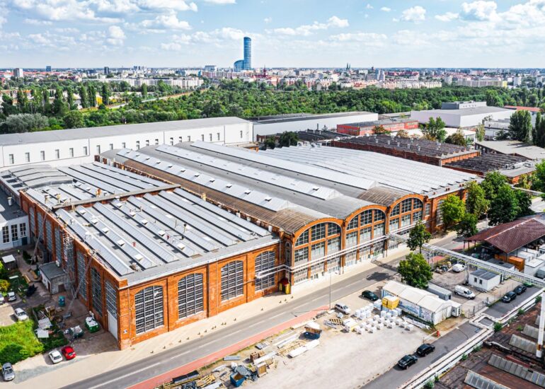 wymiana świetlików dachowych na dachu hali przemysłowej