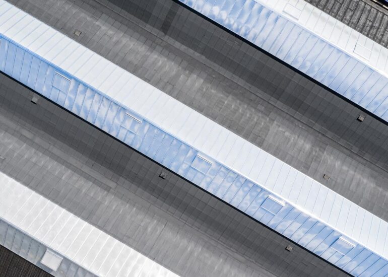 wymiana świetlików dachowych na dachu hali przemysłowej