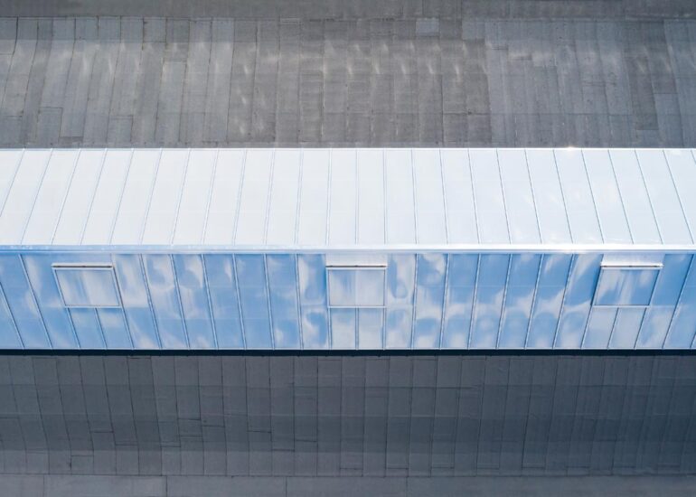 wymiana świetlików dachowych na dachu hali przemysłowej