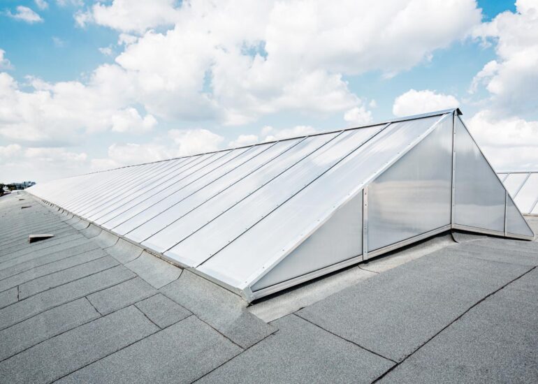 wymiana świetlików dachowych na dachu hali przemysłowej