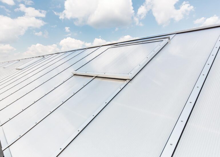 wymiana świetlików dachowych na dachu hali przemysłowej