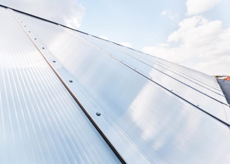 wymiana świetlików dachowych na dachu hali przemysłowej