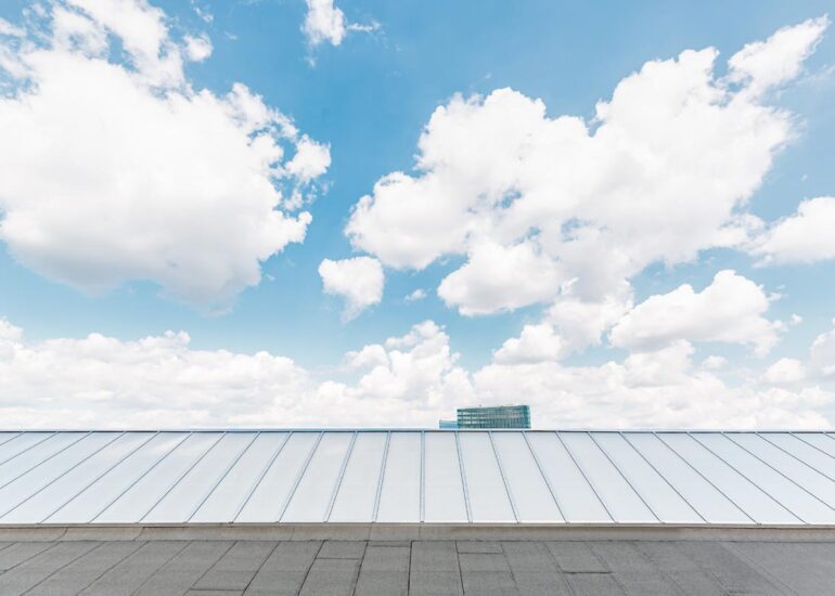 wymiana świetlików dachowych na dachu hali przemysłowej