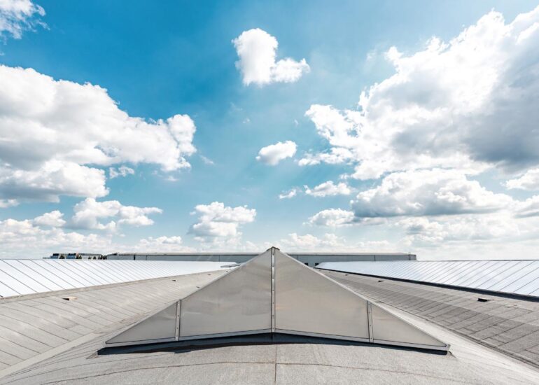 wymiana świetlików dachowych na dachu hali przemysłowej