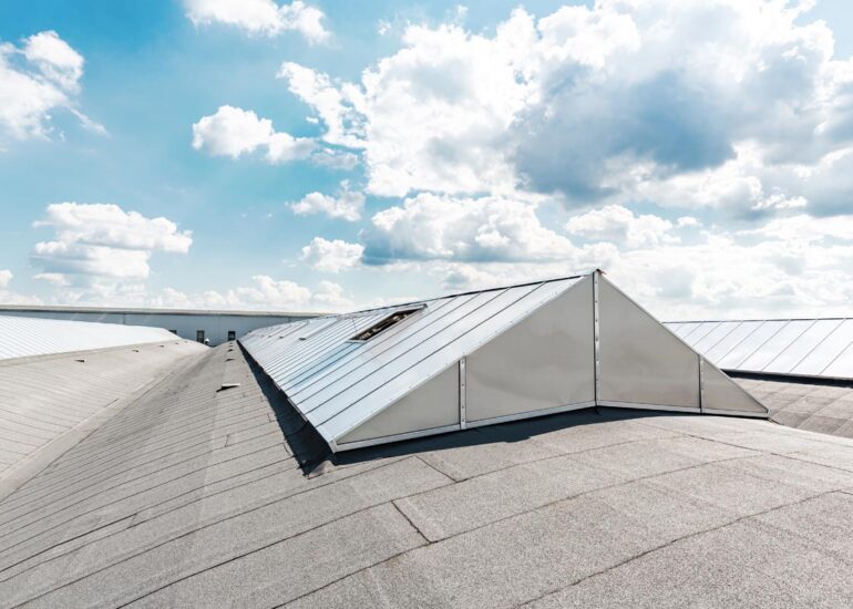 wymiana świetlików dachowych na dachu hali przemysłowej