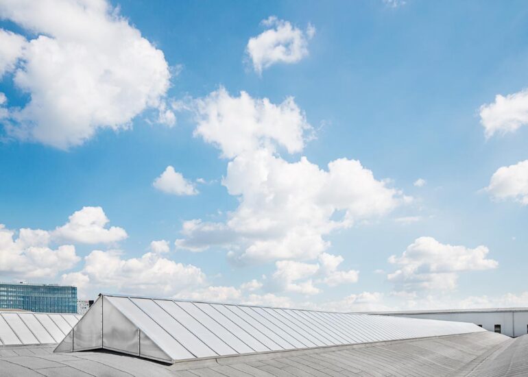 wymiana świetlików dachowych na dachu hali przemysłowej