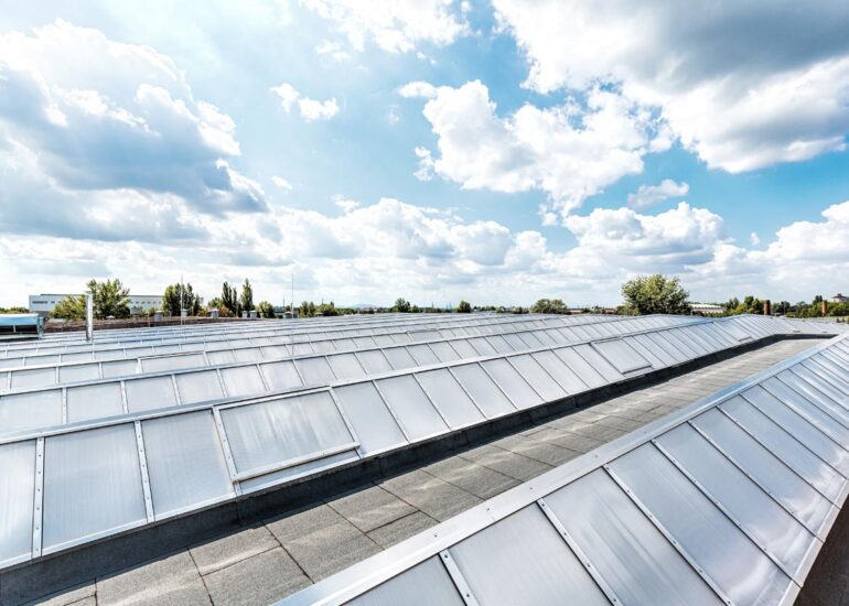 wymiana świetlików dachowych na dachu hali przemysłowej