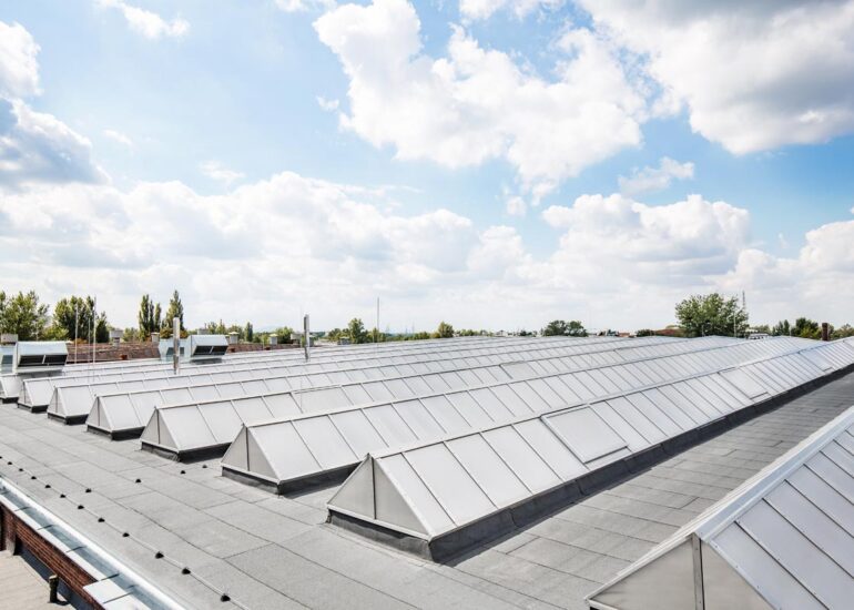 wymiana świetlików dachowych na dachu hali przemysłowej
