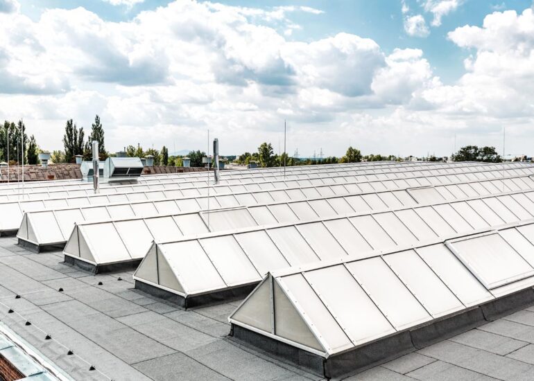 wymiana świetlików dachowych na dachu hali przemysłowej