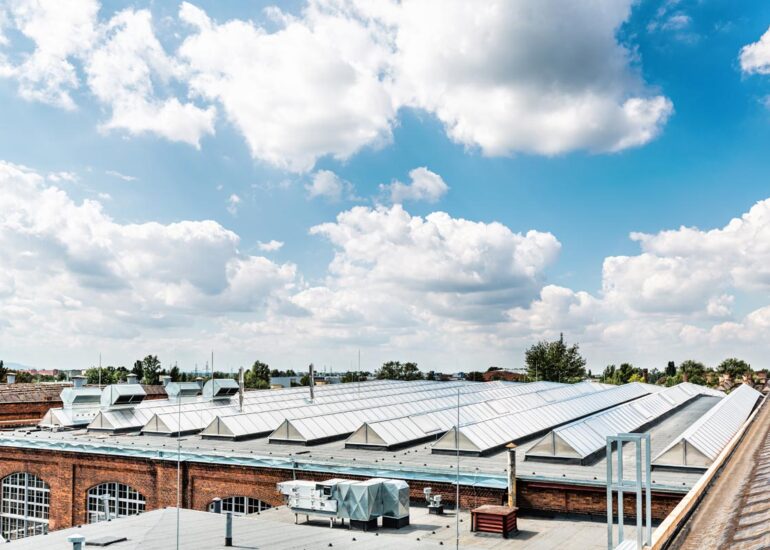 wymiana świetlików dachowych na dachu hali przemysłowej