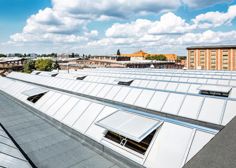 wymiana świetlików dachowych na dachu hali przemysłowej