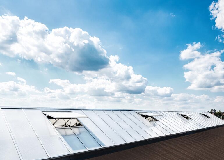 wymiana świetlików dachowych na dachu hali przemysłowej