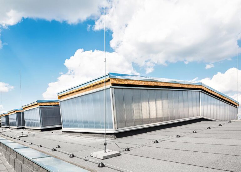 wymiana świetlików dachowych na dachu hali przemysłowej