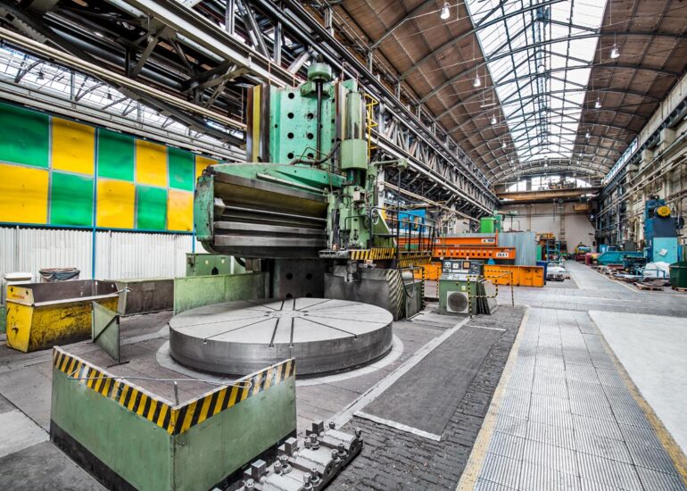 wymiana świetlików dachowych na dachu hali przemysłowej