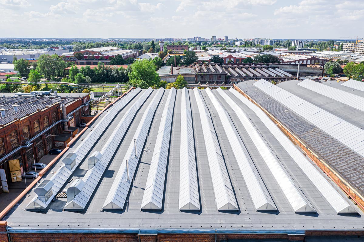 trójkątne świetliki dachowe na zabytkowej hali przemysłowej we Wrocławiu
