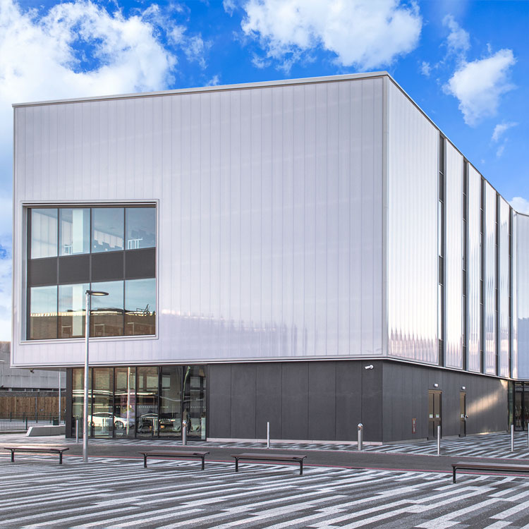 fasada poliwęglanowa na ścianie budynku przemysłowego