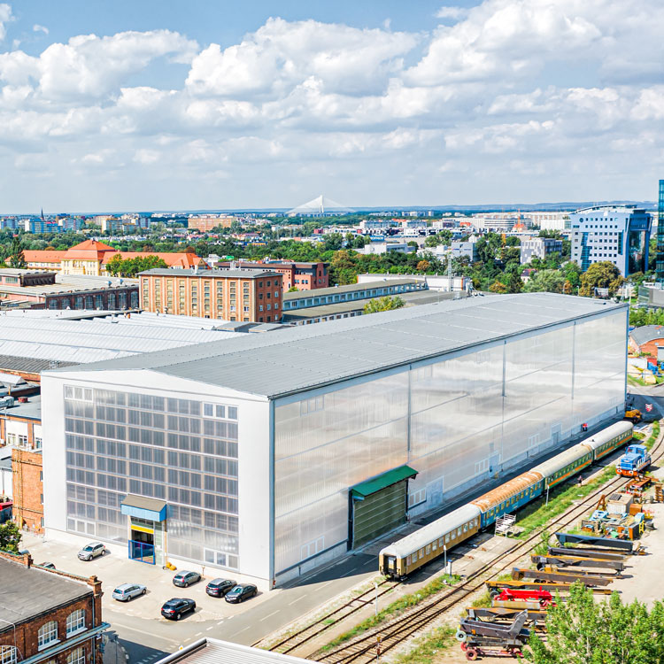 panele poliwęglanowe na hali przemysłowej