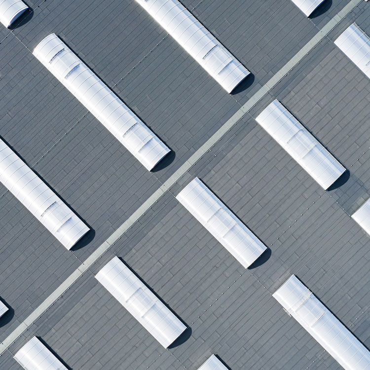 świetliki dachowe przemysłowe na dachu hali